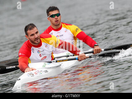 Duisburg, Deutschland. 19. Mai 2016. Saul Craviotto (L) und Cristian Toro Spanien feiern die Männer K2 200 m Rennen bei dem Kanu europäischen Olympia-Qualifikation in Duisburg, Deutschland, 19. Mai 2016 zu gewinnen. Foto: ROLAND WEIHRAUCH/Dpa/Alamy Live News Stockfoto