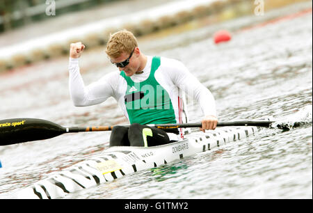 Duisburg, Deutschland. 19. Mai 2016. Bence Dombvari von Ungarn feiert gewann die Männer K1 1.000-Meter-Rennen in den Kanu europäischen Olympia-Qualifikation in Duisburg, Deutschland, 19. Mai 2016. Foto: ROLAND WEIHRAUCH/Dpa/Alamy Live News Stockfoto