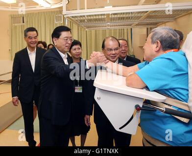 Hong Kong, China. 19. Mai 2016. Zhang Dejiang (2 L), Vorsitzender der ständigen Ausschuss von Chinas nationale Menschen für Kongress, schüttelt die Hand mit einem älteren in einem Rehabilitationszentrum wie er Sheng Kung Hui Tseung Kwan O im Alter Pflege Komplex um zu sehen, ältere Menschen, in Hong Kong Special Administrative Region, Süd-China, 19. Mai 2016 inspiziert. Zhang machte eine Inspektionsreise in Hong Kong vom 17. Mai bis 19. Bildnachweis: Liu Weibing/Xinhua/Alamy Live-Nachrichten Stockfoto