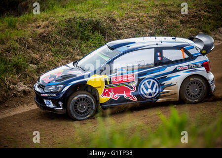 Baltar, Portugal. 19. Mai 2016. Sebastien Ogier (FRA) und Julien Ingrassia (FRA) in Volkswagen Polo R WRC von Volkswagen Motorsport Team beim WRC Vodafone Rally de Portugal 2016 Shakedown in Baltar, Portugal, Credit: Diogo Baptista/Alamy Live News Stockfoto