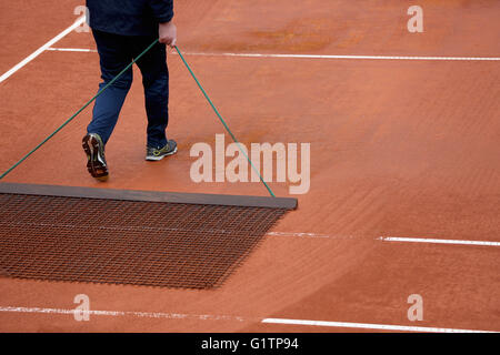 Nürnberg, Deutschland. 19. Mai 2016. Ein Mann wischt der Center Court im Regen während der WTA-Tennisturnier in Nürnberg, 19. Mai 2016. Foto: DANIEL KARMANN/Dpa/Alamy Live News Stockfoto