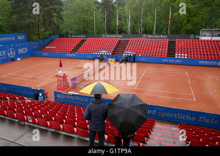 Nürnberg, Deutschland. 19. Mai 2016. Besucher mit Regenschirmen Blick auf dem Center Court im Regen während das WTA-Tennisturnier in Nürnberg, 19. Mai 2016. Foto: DANIEL KARMANN/Dpa/Alamy Live News Stockfoto