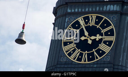 Hamburg, Deutschland. 19. Mai 2016. Ein Kran hebt eine Glocke auf den Turm der St. Michaelis Kirche in Hamburg, Deutschland, 19. Mai 2016. Zwei neue Uhr auffallende Glocken wurden gebracht, der Turm von St. Michael heute. Foto: DANIEL REINHARDT/Dpa/Alamy Live News Stockfoto