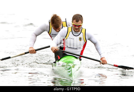 Duisburg, Deutschland. 19. Mai 2016. Peter Kretschmer (R) und Michael Mueller Deutschlands Platz in vierte bei den Herren C2 1000-Meter-Lauf in Duisburg, Deutschland, 19. Mai 2016. Foto: ROLAND WEIHRAUCH/Dpa/Alamy Live News Stockfoto