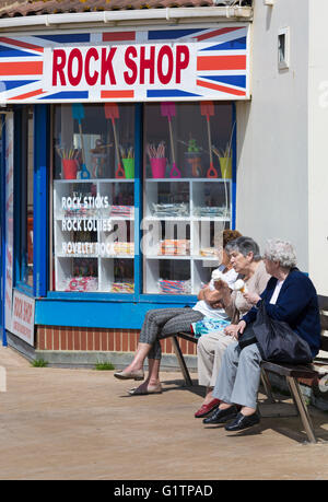 Bournemouth, Dorset, UK 19. Mai 2016. UK-Wetter: ältere Damen genießen ihr Eis sitzen auf Bank durch den Rock Shop am Eingang zum Bournemouth Pier an einem sonnigen Tag Credit: Carolyn Jenkins/Alamy Live News Stockfoto