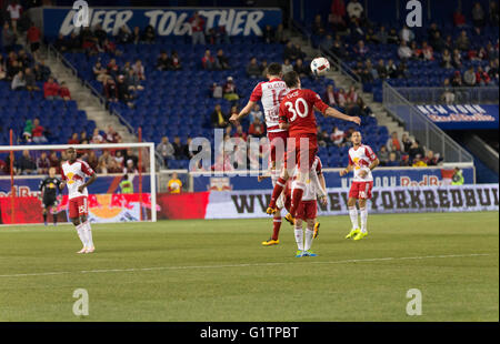 Harrison, New Jersey, USA. 18. Mai 2016. Sacha Kljestan (16) der Red Bulls & Razvan Cocis (30) von Chicago Fire Kampf um Ball während MLS Fußball-Spiel zwischen Chicago Fire & Red Bulls bei Red Bull Arena Red Bulls gewann 1-0 Credit: Lev Radin/Alamy Live-Nachrichten Stockfoto