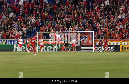 Harrison, New Jersey, USA. 18. Mai 2016. Mike Grella (13) der Red Bulls & Razvan Cocis (30) von Chicago Fire Kampf um Ball während MLS Fußball-Spiel zwischen Chicago Fire & Red Bulls bei Red Bull Arena Red Bulls gewann 1-0 Credit: Lev Radin/Alamy Live-Nachrichten Stockfoto