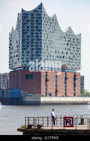 Hamburg, Deutschland. 19. Mai 2016. Szene aus Videodreh für neue Single der deutschen Rap-Band Beginner (ehemals Absolute Beginner) mit Rapper Gzuz am Hamburger Hafen Credit: Oliver Hoffmann/Alamy Live News Stockfoto