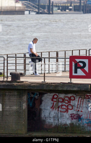 Hamburg, Deutschland. 19. Mai 2016. Szene aus Videodreh für neue Single der deutschen Rap-Band Beginner (ehemals Absolute Beginner) mit Rapper Gzuz am Hamburger Hafen Credit: Oliver Hoffmann/Alamy Live News Stockfoto