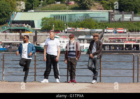 Hamburg, Deutschland. 19. Mai 2016. Szenen aus Video Shooting für die neue Single der deutschen Rap-Band Beginner (ehemals Absolute Beginner) mit Rapper Gzuz am Hamburger Hafen. Von links nach rechts: Gzuz, Eizi Eiz aka Jan Delay aka Eißfeldt, Denyo, DJ Mad Credit: Oliver Hoffmann/Alamy Live News Stockfoto