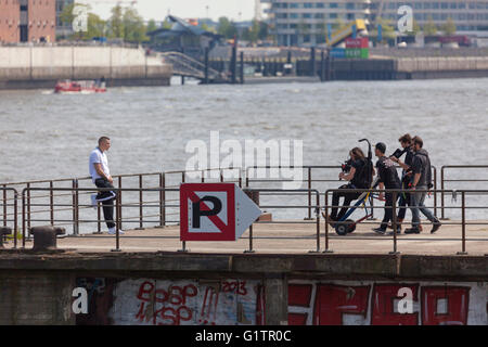 Hamburg, Deutschland. 19. Mai 2016. Szenen aus Video Shooting für die neue Single der deutschen Rap-Band Beginner (ehemals Absolute Beginner) mit Rapper Gzuz am Hamburger Hafen. Stockfoto