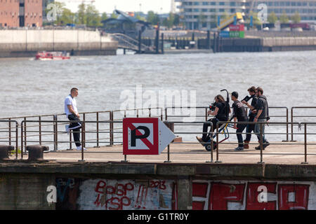 Hamburg, Deutschland. 19. Mai 2016. Szene aus Videodreh für neue Single der deutschen Rap-Band Beginner (ehemals Absolute Beginner) mit Rapper Gzuz am Hamburger Hafen. Stockfoto