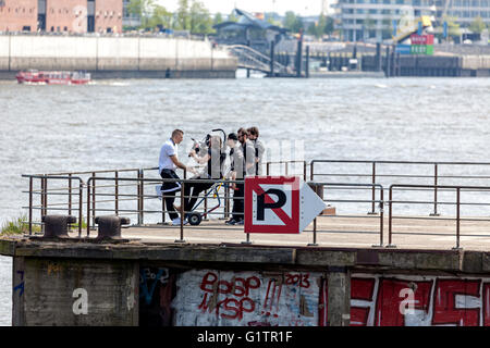 Hamburg, Deutschland. 19. Mai 2016. Szenen aus Video Shooting für die neue Single der deutschen Rap-Band Beginner (ehemals Absolute Beginner) mit Rapper Gzuz am Hamburger Hafen. Stockfoto