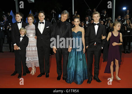 "Captain Fantastic" Darsteller: George MacKay, Charlie Shotwell, Annalise Basso, Matt Ross, Viggo Mortensen, Samantha Isler, Nicholas Hamilton und Shree Gauner, die Teilnahme an der "Personal Shopper" premiere während der 69. Filmfestspiele von Cannes am Palais des Festivals in Cannes am 17. Mai 2016 | Verwendung weltweit Stockfoto