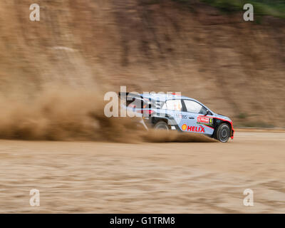 Baltar, Portugal. 19. Mai 2016. Fahrer Dani Sordo (ESP) und Co-Pilot Marc Marti (ESP) im Hyundai i20 WRC (Startnummer 4) vom Team Hyundai Motorsport während WRC Vodafone Rally de Portugal 2016 Shakedown Credit: Daniel Amado/Alamy Live News Stockfoto