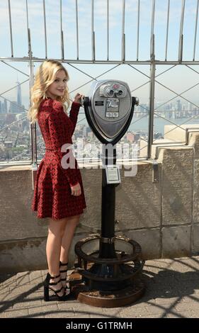 New York, NY, USA. 19. Mai 2016. Olivia Holt bei einem öffentlichen Auftritt für Olivia Holt fördert neue Single PHOENIX Empire State Building, Empire State Building, New York, NY 19. Mai 2016. Bildnachweis: Eli Winston/Everett Collection/Alamy Live-Nachrichten Stockfoto