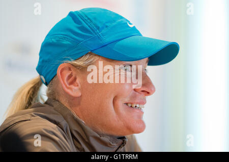 Nürnberg, Deutschland. 19. Mai 2016. Trainer der deutschen Bundesrepublik Tennis, Barbara Rittner, spricht auf einer Pressekonferenz während der WTA-Tennisturnier in Nürnberg, 19. Mai 2016. Foto: DANIEL KARMANN/Dpa/Alamy Live News Stockfoto