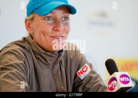 Nürnberg, Deutschland. 19. Mai 2016. Trainer der deutschen Bundesrepublik Tennis, Barbara Rittner, spricht auf einer Pressekonferenz während der WTA-Tennisturnier in Nürnberg, 19. Mai 2016. Foto: DANIEL KARMANN/Dpa/Alamy Live News Stockfoto