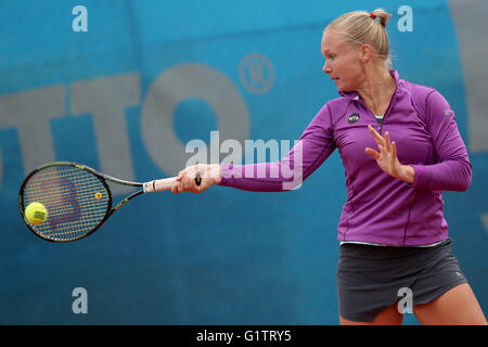 Nürnberg, Deutschland. 19. Mai 2016. Kiki Bertens der Niederlande in Aktion gegen Irina Falconi von Vereinigten Staaten in einem Viertelfinale übereinstimmen, während das WTA-Tennisturnier in Nürnberg, 19. Mai 2016. Falconi musste verletzungsbedingt aufgeben. Foto: DANIEL KARMANN/Dpa/Alamy Live News Stockfoto