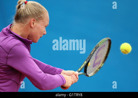 Nürnberg, Deutschland. 19. Mai 2016. Kiki Bertens der Niederlande in Aktion gegen Irina Falconi von Vereinigten Staaten in einem Viertelfinale übereinstimmen, während das WTA-Tennisturnier in Nürnberg, 19. Mai 2016. Falconi musste verletzungsbedingt aufgeben. Foto: DANIEL KARMANN/Dpa/Alamy Live News Stockfoto