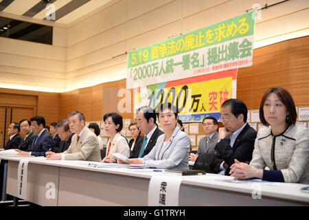 Tokio, Japan. 19. Mai 2016. Japans Diät Mitglieder besuchen eine Kundgebung in Tokio, die Hauptstadt von Japan, am 19. Mai 2016. Japans zivilgesellschaftliche Gruppen eine Kundgebung hier am Donnerstag, 12 Millionen Unterschriften, die Aufhebung eines Gesetzes umstrittenen Sicherheit der Ernährung durch Oppositionsparteien fordern einreichen. © Ma Ping/Xinhua/Alamy Live-Nachrichten Stockfoto