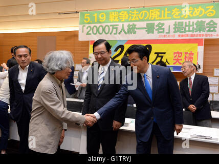 Tokio, Japan. 19. Mai 2016. Ein Vertreter der japanischen Bürgergruppen schüttelt die Hand mit dem Kopf der oppositionellen Demokratischen Partei Katsuya Okada (1. R, vorne) in Tokio, die Hauptstadt von Japan, am 19. Mai 2016. Japans zivilgesellschaftliche Gruppen eine Kundgebung hier am Donnerstag, 12 Millionen Unterschriften, die Aufhebung eines Gesetzes umstrittenen Sicherheit der Ernährung durch Oppositionsparteien fordern einreichen. © Ma Ping/Xinhua/Alamy Live-Nachrichten Stockfoto