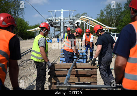 Arbeitnehmer splice die Steuerleitung für die Seilbahn auf der Baustelle für die internationale Garten zeigen (IGA) in Berlin, Deutschland, 18. Mai 2916. Ab Frühjahr 2017, fahren Gondeln auf der 1,5 km lange Strecke in einer Höhe von 30 Metern. Foto: Britta Pedersen/dpa Stockfoto