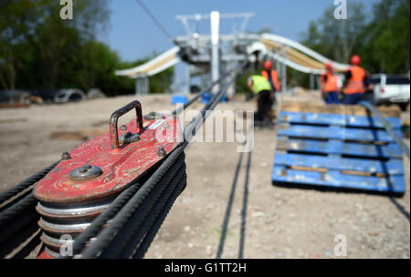 Arbeitnehmer splice die Steuerleitung für die Seilbahn auf der Baustelle für die internationale Garten zeigen (IGA) in Berlin, Deutschland, 18. Mai 2916. Ab Frühjahr 2017, fahren Gondeln auf der 1,5 km lange Strecke in einer Höhe von 30 Metern. Foto: Britta Pedersen/dpa Stockfoto