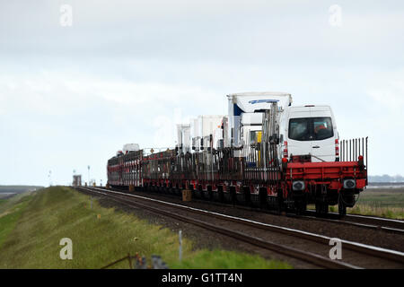 Klanxbuell, Deutschland. 17. Mai 2016. Eine Deutsche Bahn Auto-tragenden Zugfahrt entlang der Hindenburg-Damm zwischen Sylt und dem Festland in der Nähe von Klanxbuell, Deutschland, 17. Mai 2016. Foto: Carsten Rehder/Dpa/Alamy Live News Stockfoto