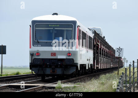 Klanxbuell, Deutschland. 17. Mai 2016. Eine Deutsche Bahn Auto-tragenden Zugfahrt entlang der Hindenburg-Damm zwischen Sylt und dem Festland in der Nähe von Klanxbuell, Deutschland, 17. Mai 2016. Foto: Carsten Rehder/Dpa/Alamy Live News Stockfoto