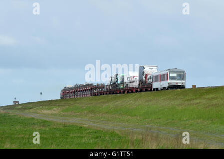 Klanxbuell, Deutschland. 17. Mai 2016. Eine Deutsche Bahn Auto-tragenden Zugfahrt entlang der Hindenburg-Damm zwischen Sylt und dem Festland in der Nähe von Klanxbuell, Deutschland, 17. Mai 2016. Foto: Carsten Rehder/Dpa/Alamy Live News Stockfoto