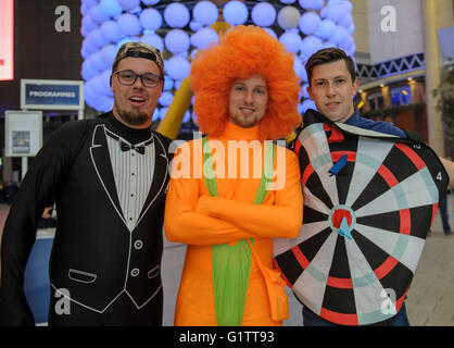 London, UK. 19. Mai 2016. Betway PDC Premier League Darts. Play-Offs. Dart-Fans im Kostüm kommen in der O2 für die 2016 Betway Premier League Play Offs. Bildnachweis: Action Plus Sport Bilder/Alamy Live News Stockfoto