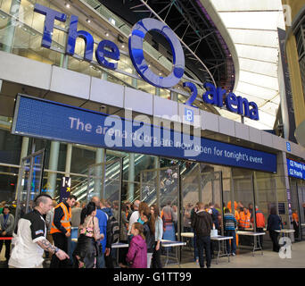 London, UK. 19. Mai 2016. Betway PDC Premier League Darts. Play-Offs. Dart-Fans kommen und gehen durch die Sicherheitskontrolle in der O2 für die 2016 Betway Premier League Play Offs. Bildnachweis: Action Plus Sport Bilder/Alamy Live News Stockfoto