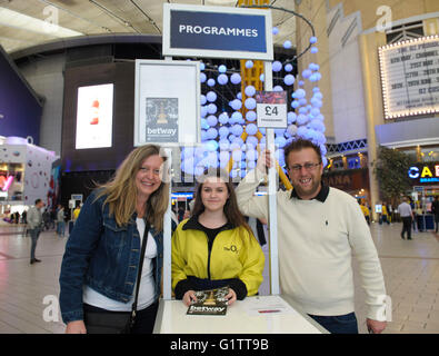 London, UK. 19. Mai 2016. Betway PDC Premier League Darts. Play-Offs. Dart-Fans kommen bei den O2 für die 2016 Betway Premier League Play Offs. Bildnachweis: Action Plus Sport Bilder/Alamy Live News Stockfoto