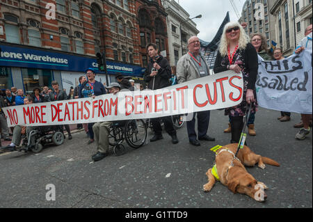 London, UK. 19. Mai 2016. Teilnehmer an der TUC behinderte Arbeitnehmer-Konferenz unter der Leitung von Aktivisten aus behinderte Menschen gegen schneidet (DPAC), psychische Gesundheit Widerstand Netzwerk (MHRN) und Winvisible (Frauen mit sichtbaren und unsichtbaren Behinderungen) Marsch von Kongresshaus nach Tottenham Court Road fordern ein Ende der Regierung nutzen schneidet, die zum Tod von vielen Menschen mit Behinderungen - inklusive 2 DPAC Mitglieder am Vortag geführt haben. Es wurden reden und singen, wie sie mit Fußgängern sammeln und einige Fahrer Hupen Unterstützung Verkehr, blockiert. Bildnachweis: Peter Marshall/Alamy Live-Nachrichten Stockfoto