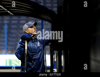 Tampa, Florida, USA. 19. Mai 2016. DIRK SHADD | Zeiten. Tampa Bay Lightning Cheftrainer Jon Cooper vor der Überschrift durch den Tunnel nach dem Training in der Amalie Arena in Tampa Donnerstagnachmittag (19.05.16) © Dirk Shadd/Tampa Bay Times / ZUMA Draht/Alamy Live News Stockfoto