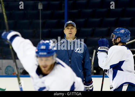 Tampa, Florida, USA. 19. Mai 2016. DIRK SHADD | Zeiten. Tampa Bay Lightning Cheftrainer Jon Cooper mit seinem Team auf dem Eis während des Trainings in der Amalie Arena in Tampa Donnerstagnachmittag (19.05.16) © Dirk Shadd/Tampa Bay Times / ZUMA Draht/Alamy Live News Stockfoto