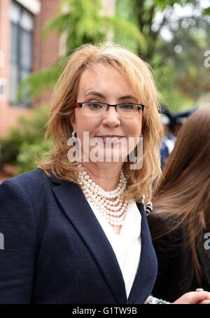 West Orange, New Jersey, USA. 19. Mai 2016. Gabrielle Giffords bei einem öffentlichen Auftritt für Astronauten Mark und Scott Kelly Alma Mater Pleasantdale Elementary School umbenannt In ihrer Ehre, Pleasantdale Elementary School, West Orange, New Jersey 19. Mai 2016. Bildnachweis: Derek Sturm/Everett Collection/Alamy Live-Nachrichten Stockfoto