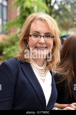 West Orange, New Jersey, USA. 19. Mai 2016. Gabrielle Giffords bei einem öffentlichen Auftritt für Astronauten Mark und Scott Kelly Alma Mater Pleasantdale Elementary School umbenannt In ihrer Ehre, Pleasantdale Elementary School, West Orange, New Jersey 19. Mai 2016. Bildnachweis: Derek Sturm/Everett Collection/Alamy Live-Nachrichten Stockfoto