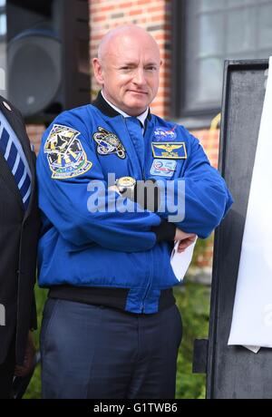 West Orange, New Jersey, USA. 19. Mai 2016. Mark Kelly bei einem öffentlichen Auftritt für Astronauten Mark und Scott Kelly Alma Mater Pleasantdale Elementary School umbenannt In ihrer Ehre, Pleasantdale Elementary School, West Orange, New Jersey 19. Mai 2016. Bildnachweis: Derek Sturm/Everett Collection/Alamy Live-Nachrichten Stockfoto