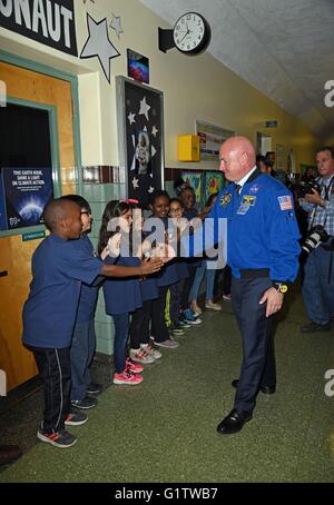 West Orange, New Jersey, USA. 19. Mai 2016. Mark Kelly bei einem öffentlichen Auftritt für Astronauten Mark und Scott Kelly Alma Mater Pleasantdale Elementary School umbenannt In ihrer Ehre, Pleasantdale Elementary School, West Orange, New Jersey 19. Mai 2016. Bildnachweis: Derek Sturm/Everett Collection/Alamy Live-Nachrichten Stockfoto