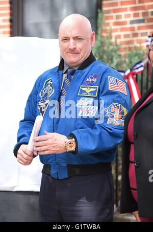 West Orange, New Jersey, USA. 19. Mai 2016. Scott Kelly bei einem öffentlichen Auftritt für Astronauten Mark und Scott Kelly Alma Mater Pleasantdale Elementary School umbenannt In ihrer Ehre, Pleasantdale Elementary School, West Orange, New Jersey 19. Mai 2016. Bildnachweis: Derek Sturm/Everett Collection/Alamy Live-Nachrichten Stockfoto