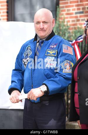 West Orange, New Jersey, USA. 19. Mai 2016. Scott Kelly bei einem öffentlichen Auftritt für Astronauten Mark und Scott Kelly Alma Mater Pleasantdale Elementary School umbenannt In ihrer Ehre, Pleasantdale Elementary School, West Orange, New Jersey 19. Mai 2016. Bildnachweis: Derek Sturm/Everett Collection/Alamy Live-Nachrichten Stockfoto