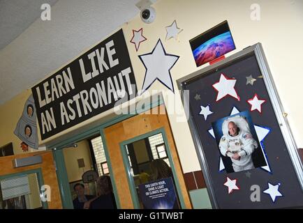 West Orange, New Jersey, USA. 19. Mai 2016. bei einem öffentlichen Auftritt für Astronauten Mark und Scott Kelly Alma Mater Pleasantdale Elementary School umbenannt In ihrer Ehre, Pleasantdale Elementary School, West Orange, New Jersey 19. Mai 2016. Bildnachweis: Derek Sturm/Everett Collection/Alamy Live-Nachrichten Stockfoto