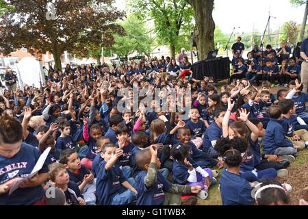 West Orange, New Jersey, USA. 19. Mai 2016. bei einem öffentlichen Auftritt für Astronauten Mark und Scott Kelly Alma Mater Pleasantdale Elementary School umbenannt In ihrer Ehre, Pleasantdale Elementary School, West Orange, New Jersey 19. Mai 2016. Bildnachweis: Derek Sturm/Everett Collection/Alamy Live-Nachrichten Stockfoto