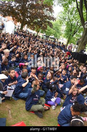 West Orange, New Jersey, USA. 19. Mai 2016. bei einem öffentlichen Auftritt für Astronauten Mark und Scott Kelly Alma Mater Pleasantdale Elementary School umbenannt In ihrer Ehre, Pleasantdale Elementary School, West Orange, New Jersey 19. Mai 2016. Bildnachweis: Derek Sturm/Everett Collection/Alamy Live-Nachrichten Stockfoto