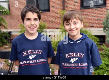 West Orange, New Jersey, USA. 19. Mai 2016. bei einem öffentlichen Auftritt für Astronauten Mark und Scott Kelly Alma Mater Pleasantdale Elementary School umbenannt In ihrer Ehre, Pleasantdale Elementary School, West Orange, New Jersey 19. Mai 2016. Bildnachweis: Derek Sturm/Everett Collection/Alamy Live-Nachrichten Stockfoto