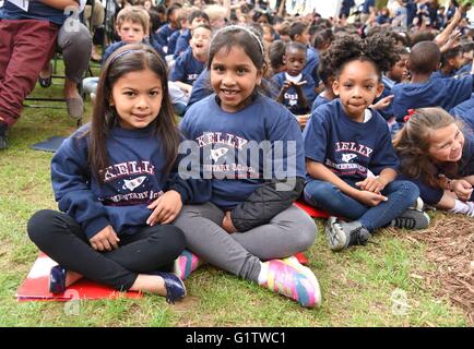 West Orange, New Jersey, USA. 19. Mai 2016. bei einem öffentlichen Auftritt für Astronauten Mark und Scott Kelly Alma Mater Pleasantdale Elementary School umbenannt In ihrer Ehre, Pleasantdale Elementary School, West Orange, New Jersey 19. Mai 2016. Bildnachweis: Derek Sturm/Everett Collection/Alamy Live-Nachrichten Stockfoto