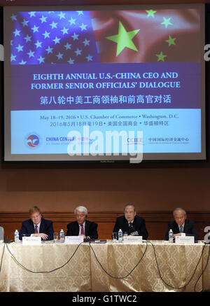 Washington, DC, USA. 18. Mai 2016. Zeng Peiyan (2. R), ehemalige chinesische Vize-premier und Vorsitzender des China Center für internationale Wirtschaftsbeziehungen und Thomas Donohue (2 L), President und CEO der U.S. Chamber Of Commerce an der achten Tagung für China und den USA CEO und ehemaliger Beamter Dialog in Washington, DC, USA, 18. Mai 2016. Unternehmer und ehemalige hochrangige Vertreter der China und die USA am Donnerstag forderte die beiden Länder, ihre Investitionen Vertrag Verhandlungen so schnell wie möglich abzuschließen. © Yin Bogu/Xinhua/Alamy Live-Nachrichten Stockfoto