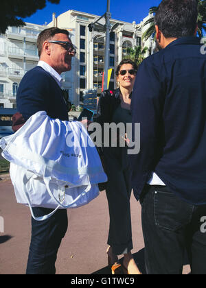 Cannes, Frankreich. 19. Mai 2016. Französische Schauspielerin Laetitia Casta in der Croiisette von Cannes, ohne Sicherheit um sie entdeckte war komfortabel genug, um in der Menge der Filmfestspiele von Cannes am 19. Mai 2016 zu mischen. Das Foto wurde mit einem Mobiltelefon aufgenommen. Bildnachweis: JBphotoeditorial/Alamy Live-Nachrichten Stockfoto